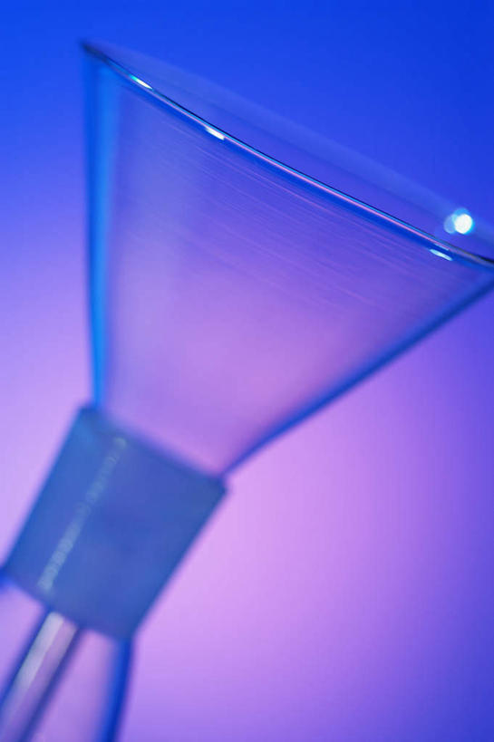 无人,竖图,室内,特写,白天,正面,实验,仪器,静物,阴影,紫色背景,朦胧,模糊,研究,透明,反射,分析,化学,测试,漏斗,影子,过滤,玻璃制品,一个,器皿,摄影,影棚,单个,计量,玻璃仪器,试验耗材,实验用品,彩图,影棚拍摄,拍摄