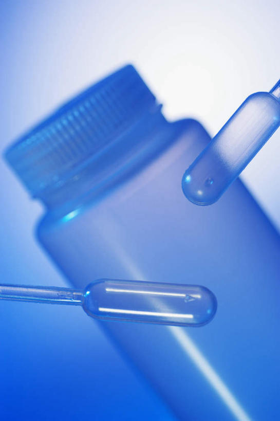 无人,竖图,室内,特写,白天,正面,实验,仪器,静物,阴影,蓝色背景,朦胧,模糊,研究,透明,反射,分析,化学,测试,滴管,影子,玻璃制品,瓶子,容器,器皿,摄影,影棚,储藏,储存,计量,玻璃仪器,试验耗材,实验用品,吸液管,移液管,彩图,影棚拍摄,拍摄,贮存