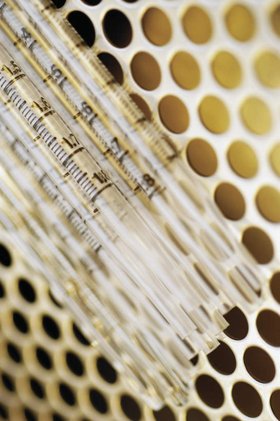 无人,竖图,俯视,室内,特写,白天,实验,仪器,静物,一堆,许多,阴影,堆叠,堆积,研究,透明,反射,分析,化学,测试,滴管,影子,玻璃制品,器皿,摄影,影棚,堆,计量,玻璃仪器,试验耗材,实验用品,吸液管,移液管,彩图,高角度拍摄,影棚拍摄,拍摄