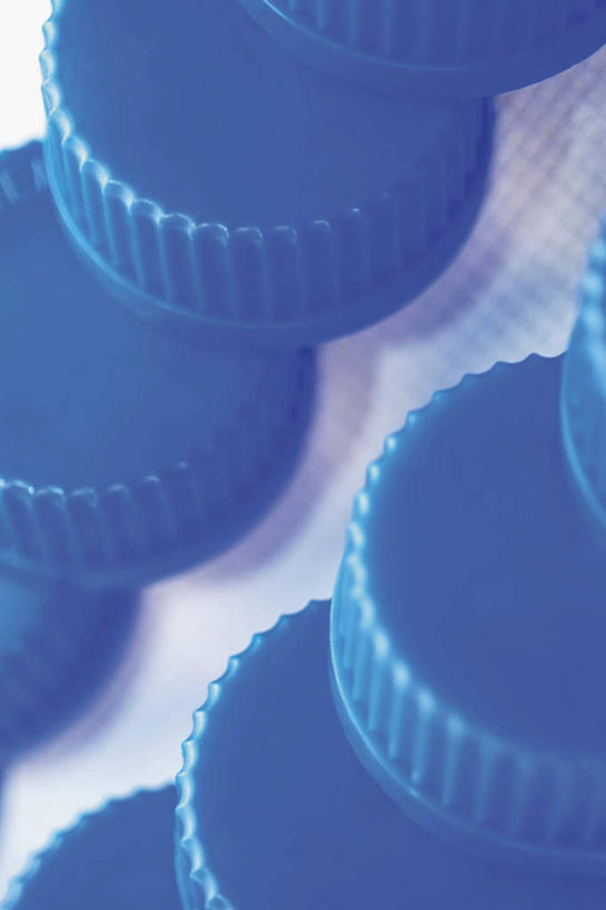 无人,竖图,俯视,室内,特写,白天,白色背景,实验,研发,一排,许多,研究,整齐,并列,并排,科学,盖子,塑料,实验室,研究室,很多,排列,蓝色,塑料制品,摄影,影棚,科研,队列,化验,检验,平行,研究所,化验室,检验室,彩图,高角度拍摄,影棚拍摄,拍摄