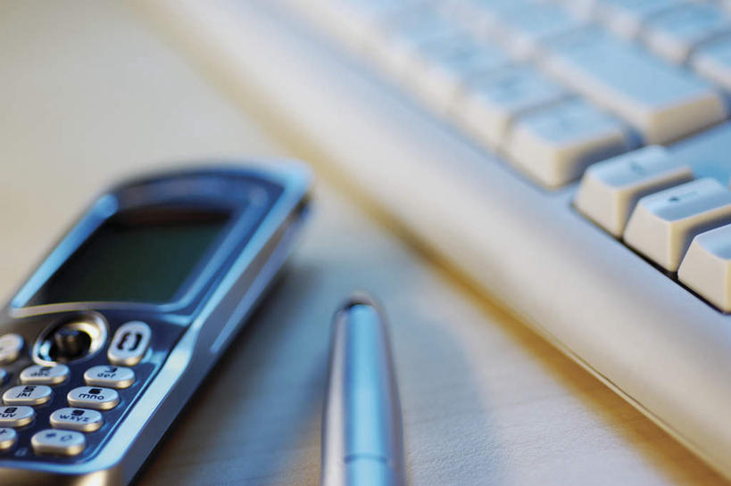 无人,打电话,横图,俯视,室内,特写,白天,键盘,静物,电话,手机,阴影,朦胧,模糊,反射,笔,影子,办公用品,输入设备,通讯设备,水笔,文具,一个,学习用品,单个,文具用品,一支,通信设备,一部,交流,沟通,通话,彩图,高角度拍摄