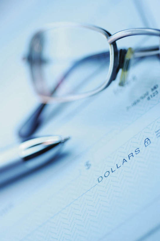 无人,竖图,俯视,室内,特写,白天,静物,一副,一张,阴影,朦胧,模糊,反射,笔,标志,文字,眼镜,影子,字符,字母,办公用品,标识,水笔,文具,学习用品,金融,经济,支票,文具用品,一支,单据,票据,单子,近视眼镜,流通,贸易,彩图,高角度拍摄