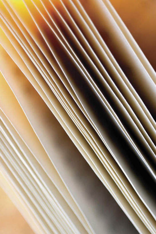 无人,竖图,俯视,室内,特写,白天,静物,书籍,一本,阴影,朦胧,模糊,反射,影子,打开,翻开,掀开,书,图书,彩图,高角度拍摄