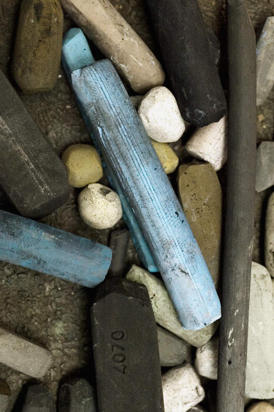 无人,竖图,俯视,室内,特写,白天,静物,一堆,许多,堆叠,堆积,笔,工具,很多,蓝色,白色,黑色,粉笔,学习用品,堆,文具用品,白垩,彩图,高角度拍摄