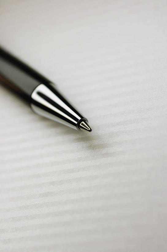 无人,竖图,俯视,室内,特写,白天,静物,阴影,反射,笔,布料,影子,办公用品,布纹,水笔,文具,桌布,餐巾,学习用品,台布,文具用品,一支,彩图,高角度拍摄