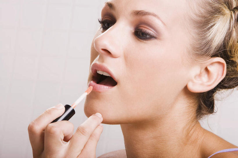 西方人,脸,头,脸颊,脖子,手,一个人,横图,室内,特写,白天,侧面,化妆,美容,时尚,欧洲,欧洲人,仅一个年轻女性,仅一个女性,仅一个人,护肤,握,拿,拿着,注视,一个,彩妆,观察,看,张嘴,保养,享受,休闲,手部,放松,握着,保健,单个,观看,单手,察看,美容工具,关注,张大嘴巴,养颜,化妆工具,唇线笔,年轻女性,女人,女性,白种人,头部,脖,颈,颈部,脸部,脸蛋,面部,张开嘴,半身,彩图