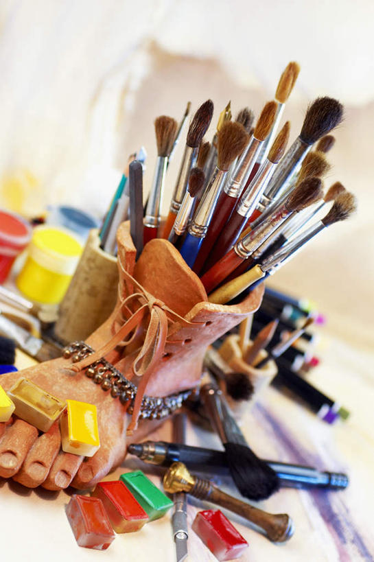 无人,竖图,俯视,室内,特写,白天,绘画,静物,笔筒,许多,阴影,艺术,反射,笔,影子,办公用品,很多,文具,画笔,容器,学习用品,器皿,储藏,颜料,文具用品,美术,储存,插笔器具,文房用具,彩图,高角度拍摄,贮存