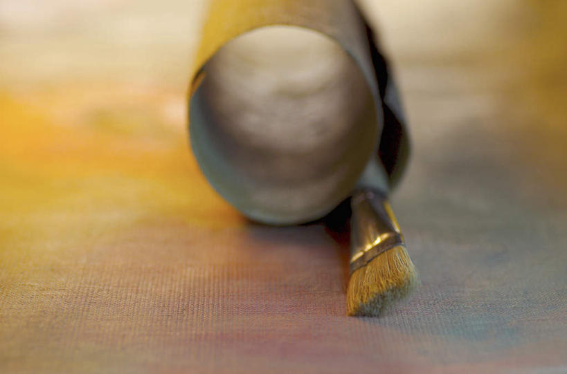 无人,横图,俯视,室内,特写,白天,桌面,桌子,静物,阴影,花纹,朦胧,模糊,环绕,围绕,反射,木制,笔,布,图案,影子,办公用品,布纹,环抱,文具,画笔,木制品,学习用品,布匹,文具用品,一支,画布,萦绕,彩图,高角度拍摄