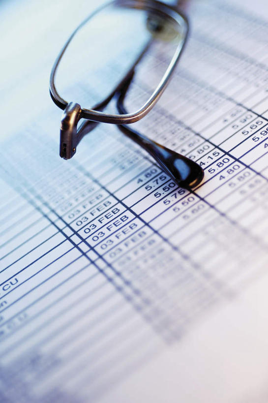 无人,竖图,俯视,室内,特写,白天,静物,一副,阴影,朦胧,模糊,反射,材料,档案,文件,眼镜,影子,纸,手稿,资料,证明,文档,近视眼镜,彩图,高角度拍摄