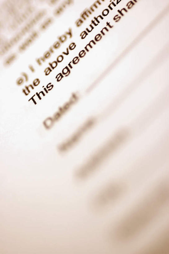 无人,竖图,俯视,室内,特写,白天,静物,阴影,朦胧,模糊,反射,英文,标志,材料,档案,文件,文字,影子,纸,字符,字母,标识,排列,手稿,资料,合同,英文字母,证明,变更,文档,协议,摆列,设立,终止,彩图,高角度拍摄,布列,分列