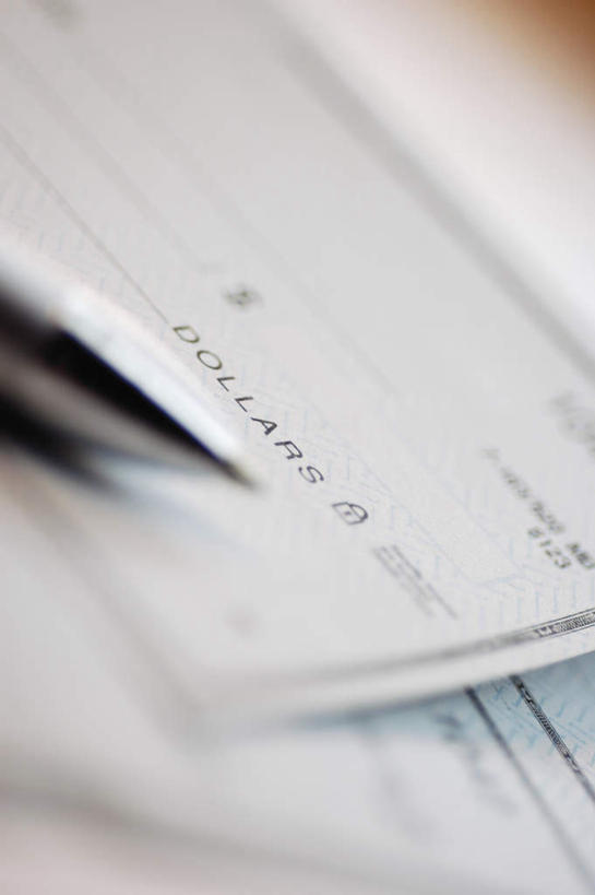 无人,竖图,俯视,室内,特写,白天,白色背景,静物,朦胧,模糊,笔,标志,数字,文字,字符,办公用品,圆珠笔,标识,文具,学习用品,金融,摄影,阿拉伯数字,影棚,经济,支票,文具用品,一支,单据,票据,单子,流通,贸易,彩图,高角度拍摄,影棚拍摄,拍摄