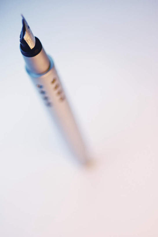 无人,竖图,俯视,室内,特写,白天,白色背景,静物,阴影,朦胧,模糊,反射,笔,影子,办公用品,钢笔,文具,学习用品,摄影,影棚,文具用品,一支,彩图,高角度拍摄,影棚拍摄,拍摄