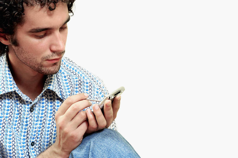 西方人,一个人,坐,打电话,横图,室内,白天,白色背景,正面,电话,手机,欧洲,欧洲人,仅一个男性,仅一个人,握,阴影,服装,裤子,反射,笔,影子,手写笔,拿,拿着,注视,牛仔裤,休闲装,通讯设备,仅一个年轻男性,衣服,观察,看,休闲,休闲服,握着,摄影,服饰,影棚,观看,察看,书写,关注,触控笔,触摸笔,触屏笔,电容屏笔,电容屏手写笔,交流,男人,男性,年轻男性,白种人,沟通,通话,坐着,半身,彩图,影棚拍摄,拍摄