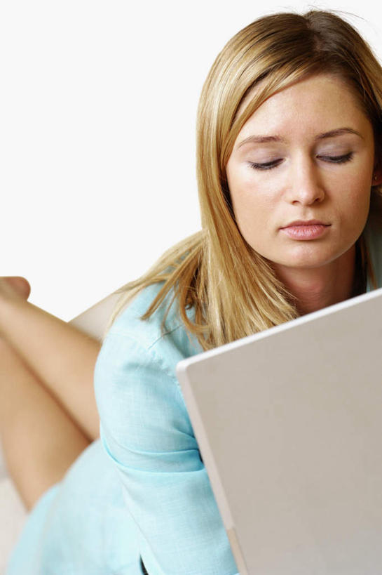 西方人,一个人,商务人士,商务女性,躺,闭眼,竖图,室内,白天,白色背景,正面,电脑,笔记本电脑,沙发,欧洲,欧洲人,仅一个年轻女性,仅一个女性,仅一个人,阴影,套装,反射,网络,影子,光脚,通讯设备,趴着,赤脚,摄影,影棚,无线,通信设备,商务装,无线网络,布艺沙发,无线上网,便携式电脑,工薪阶层,卧着,手提电脑,年轻女性,女人,女性,白种人,白领,上班族,闭眼睛,闭着眼,闭着眼睛,趴,躺着,卧,半身,彩图,影棚拍摄,拍摄