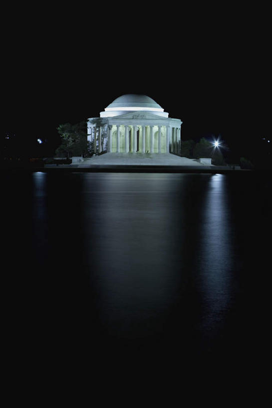 无人,竖图,室外,夜晚,正面,旅游,度假,湖,湖泊,名胜古迹,水,标志建筑,地标,建筑,美国,阴影,遗迹,光线,影子,湖面,水流,水面,纪念馆,灯光,首都,古迹,文物,娱乐,建设,古建筑,湖水,享受,休闲,旅游胜地,放松,北美,北美洲,美洲,古文明,华盛顿特区,杰弗逊纪念堂,杰佛逊纪念堂,华盛顿哥伦比亚特区,华府,杰斐逊纪念堂,北亚美利加洲,亚美利加洲,彩图