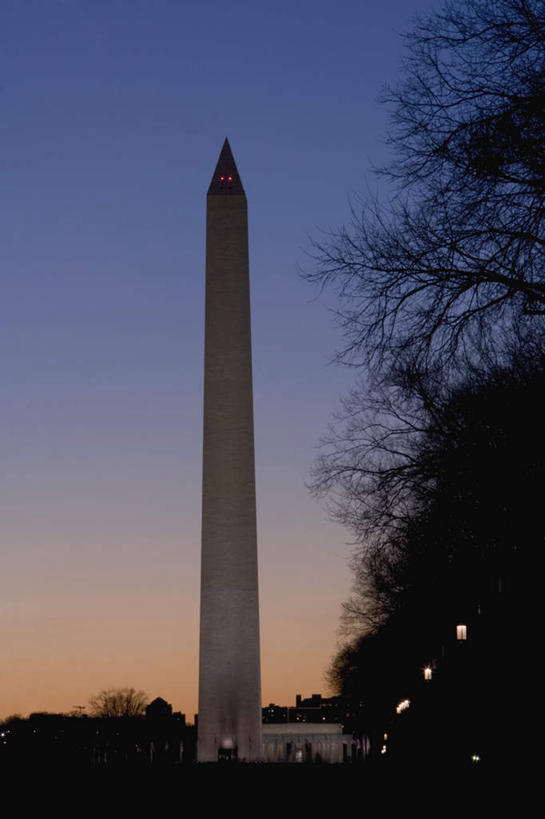 无人,竖图,室外,白天,仰视,旅游,度假,名胜古迹,日落,植物,标志建筑,地标,建筑,路灯,照明,美国,一排,遗迹,整齐,晚霞,霞光,落日,纪念碑,纪念馆,灯光,枝条,首都,古迹,文物,娱乐,建设,古建筑,灯,树,树木,树枝,排列,黄昏,享受,休闲,旅游胜地,彩霞,放松,照亮,北美,北美洲,照明设备,队列,美洲,古文明,华盛顿特区,华盛顿纪念碑,华盛顿哥伦比亚特区,华府,华盛顿纪念塔,北亚美利加洲,亚美利加洲,夕照,虬枝,枝杈,夕阳,彩图,低角度拍摄,斜阳