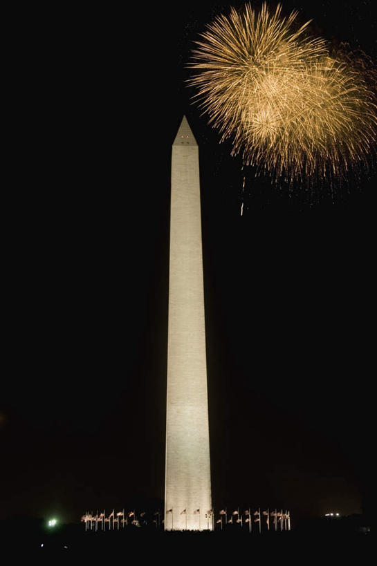 无人,竖图,室外,夜晚,仰视,旅游,度假,名胜古迹,标志建筑,地标,建筑,烟火,美国,朦胧,模糊,遗迹,纪念碑,纪念馆,首都,古迹,文物,娱乐,建设,古建筑,焰火,享受,休闲,旅游胜地,放松,北美,北美洲,美洲,礼花,古文明,华盛顿特区,华盛顿纪念碑,华盛顿哥伦比亚特区,华府,华盛顿纪念塔,北亚美利加洲,亚美利加洲,花炮,礼花炮,烟花,彩图,低角度拍摄