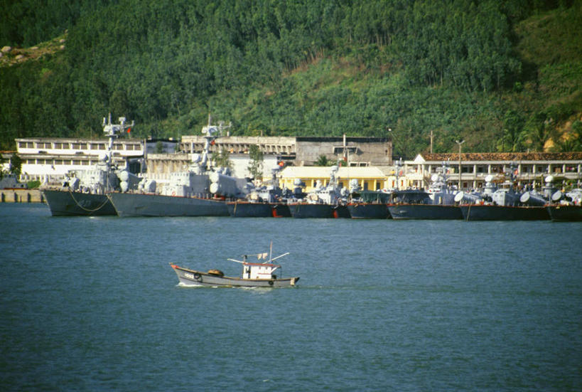 无人,家,横图,室外,白天,正面,度假,河流,美景,山,山脉,树林,水,植物,城市风光,城市,船,越南,亚洲,一艘,房屋,屋子,河水,景观,山峰,水流,公寓,山峦,娱乐,洋房,楼房,住宅,树,树木,绿色,自然,群山,享受,休闲,景色,放松,军舰,东南亚,生长,成长,战舰,军用战舰,战船,越南社会主义共和国,岘港市,彩图,房子