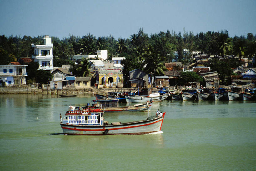 皮划艇,无人,家,码头,横图,室外,白天,正面,度假,河流,美景,树林,水,植物,城市风光,城市,港口,船,越南,亚洲,阴影,波纹,飞溅,溅,光线,液体,影子,房屋,屋子,河水,景观,水滴,水流,公寓,娱乐,洋房,楼房,住宅,水珠,树,树木,蓝色,绿色,蓝天,水纹,天空,阳光,自然,船尾波,交通工具,波浪,天,享受,休闲,景色,放松,东南亚,生长,晴朗,成长,喷洒,载具,万里无云,越南社会主义共和国,省会,承天顺化省,平治天省,晴空,晴空万里,彩图,房子,摆渡口,埠头,渡口,渡头,港湾,海港,货运码头,口岸,商港,顺化