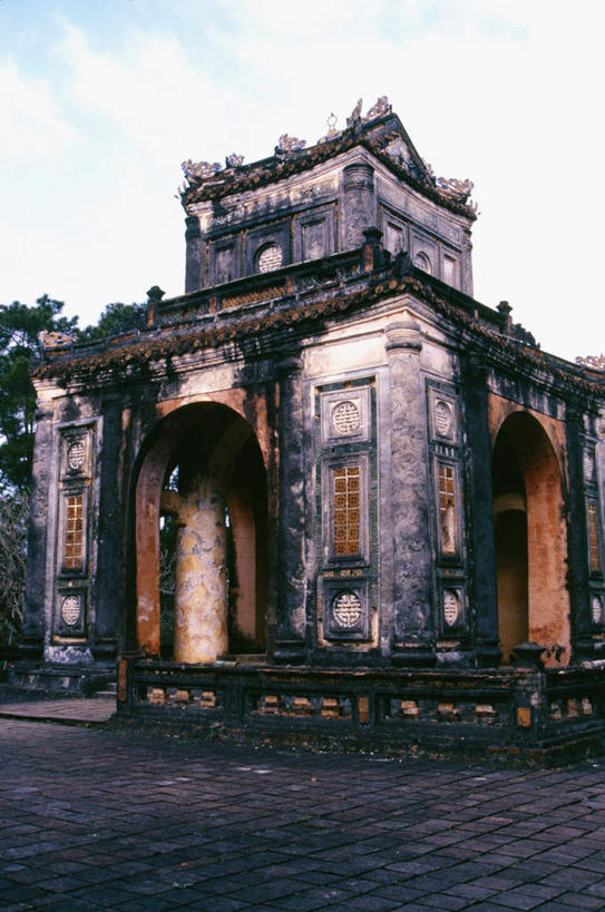 无人,宫殿,竖图,室外,白天,仰视,旅游,度假,名胜古迹,植物,标志建筑,地标,建筑,越南,亚洲,阴影,遗迹,光线,影子,云,云朵,云彩,古迹,文物,娱乐,建设,古建筑,树,树木,蓝色,绿色,白云,蓝天,天空,阳光,自然,天,享受,休闲,墓地,旅游胜地,放松,东南亚,生长,晴朗,成长,坟墓,陵墓,坟场,古文明,越南社会主义共和国,省会,承天顺化省,平治天省,嗣德皇陵,晴空,彩图,低角度拍摄,皇宫,顺化