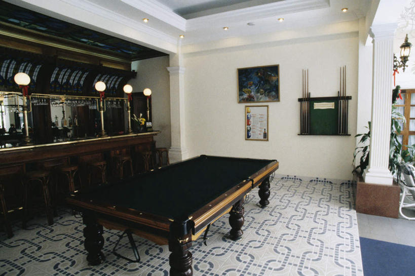 无人,酒吧,横图,室内,白天,正面,度假,台球,美景,植物,城市风光,城市,椅子,照明,越南,亚洲,撞球,盆栽,球杆,景观,灯光,盆景,娱乐,运动器械,吊灯,彩球,灯,绿色,自然,灯具,享受,休闲,健身器械,景色,放松,东南亚,生长,成长,吧椅,照亮,台球桌,照明设备,健身器材,斯诺克,越南社会主义共和国,胡志明市,吧台椅,酒吧椅,斯诺克球,斯诺克台球,胡志明,桌球,彩图,酒吧间,酒馆,运动器材