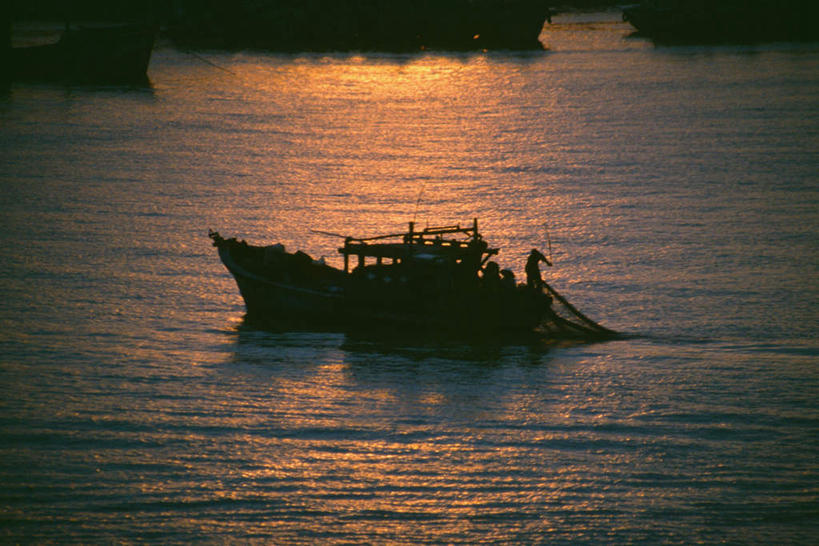 无人,横图,俯视,室外,白天,旅游,度假,河流,美景,日落,水,船,越南,亚洲,一艘,阴影,波纹,飞溅,溅,光线,液体,影子,河水,景观,水滴,水流,晚霞,霞光,落日,木船,涟漪,娱乐,水珠,水纹,阳光,自然,黄昏,船尾波,交通工具,波浪,享受,休闲,景色,彩霞,放松,东南亚,波光粼粼,舟,喷洒,自然风光,载具,越南社会主义共和国,省会,水晕,夕照,承天顺化省,平治天省,夕阳,彩图,高角度拍摄,斜阳,顺化