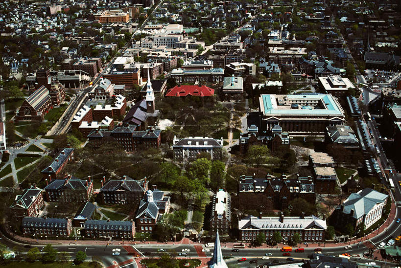 无人,学校,教学楼,体育馆,家,运动场,横图,俯视,航拍,室外,白天,度假,美景,植物,城市风光,城市,道路,路,公路,汽车,美国,许多,阴影,光线,影子,房屋,屋子,景观,交通,娱乐,体育场,校园,楼房,住宅,车,树,树木,排列,绿色,阳光,自然,交通工具,轿车,享受,休闲,教室,景色,放松,生长,成长,北美,北美洲,鸟瞰,载具,美洲,波士顿,马萨诸塞州,麻州,麻省,首府,马萨诸塞,麻塞诸塞,老殖民地,海湾之州,美国雅典,豆豆城,宇宙的中心,山上的城,超验城,北亚美利加洲,亚美利加洲,运动馆,摆列,哈佛大学,马路,彩图,高角度拍摄,房子,教学大楼,布列,分列