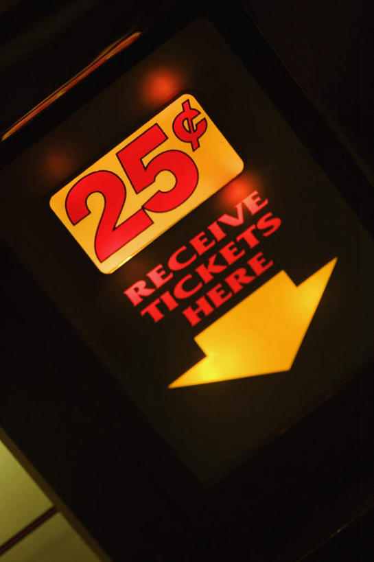 无人,竖图,室内,特写,夜晚,正面,度假,美景,城市风光,城市,美国,英文,标志,数字,文字,字符,字母,景观,方向,娱乐,标识,箭头,享受,休闲,景色,放松,阿拉伯数字,英文字母,北美,北美洲,指向,美洲,内华达州,拉斯维加斯,簇,北亚美利加洲,亚美利加洲,内华达,北美艾灌木丛州,产银之州,银山州,银之州,赌城,拉斯韦加斯,彩图