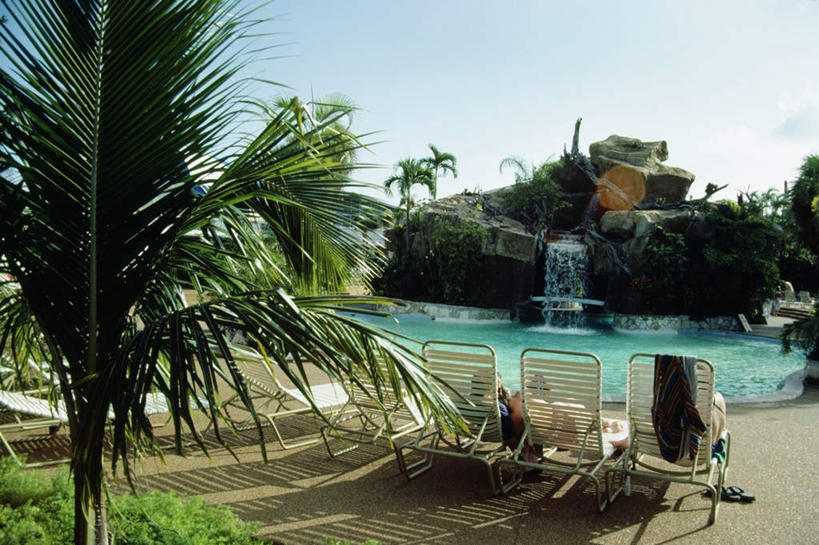 西方人,三个人,体育馆,游泳池,坐,横图,室外,白天,旅游,度假,美景,水,植物,棕榈树,叶子,椅子,欧洲,欧洲人,阴影,服装,光线,影子,躺椅,景观,水池,水面,绿叶,娱乐,泳池,树,树木,背面,衣服,蓝色,绿色,蓝天,天空,阳光,自然,天,享受,休闲,嫩叶,景色,南美,放松,服饰,生长,晴朗,成长,沙滩椅,游泳馆,南美洲,西印度群岛,衣着,拉丁美洲,穿着,自然风光,美洲,棕榈叶,万里无云,亚美利加洲,南亚美利加洲,衣饰,男人,男性,女人,女性,中年男性,中年女性,白种人,叶,叶片,晴空,晴空万里,坐着,彩图,全身,大巴哈马岛,巴哈马群岛