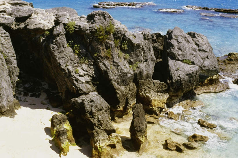 无人,横图,俯视,室外,白天,旅游,度假,海浪,海洋,石头,美景,沙滩,英国,欧洲,阴影,光线,沙子,石子,影子,海岸,景观,浪花,沙地,娱乐,阳光,自然,海水,享受,休闲,景色,大西洋,放松,西欧,自然风光,大不列颠,海景,大不列颠及北爱尔兰联合王国,百慕大,百慕大群岛,大不列颠联合王国,日不落英帝国,海外领地,英国海外领地,百慕达,大海,风浪,海,海水的波动,海滩,近岸浪,石块,岩石,涌浪,彩图,高角度拍摄