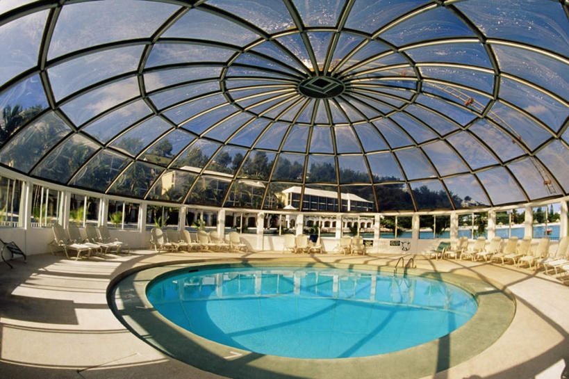 无人,体育馆,游泳池,横图,室内,白天,仰视,旅游,度假,美景,水,植物,窗户,天花板,椅子,英国,欧洲,阴影,光线,影子,躺椅,景观,水池,水面,云,云朵,云彩,娱乐,泳池,玻璃窗,树,树木,蓝色,绿色,白云,蓝天,天空,阳光,自然,天,享受,休闲,景色,大西洋,放松,生长,晴朗,成长,沙滩椅,游泳馆,西欧,自然风光,大不列颠,大不列颠及北爱尔兰联合王国,百慕大,百慕大群岛,大不列颠联合王国,日不落英帝国,海外领地,英国海外领地,百慕达,晴空,彩图,低角度拍摄