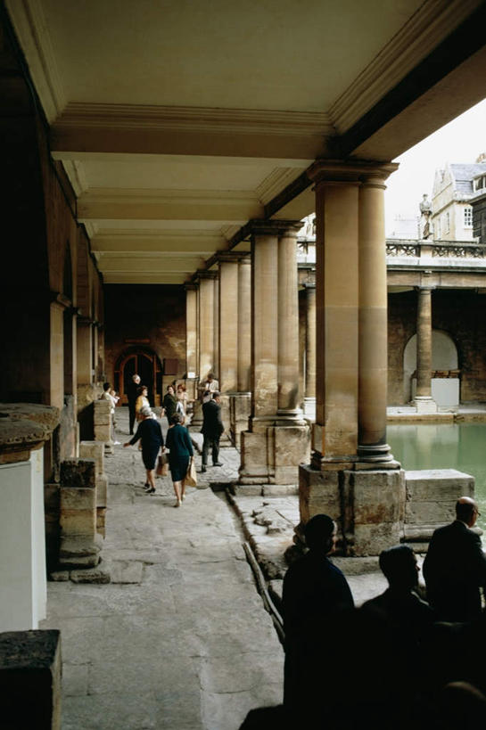 西方人,站,竖图,室内,白天,正面,旅游,度假,名胜古迹,天花板,标志建筑,地标,建筑,英国,欧洲,欧洲人,行人,游客,游人,服装,遗迹,柱子,墙,走道,走廊,过道,许多人,古迹,文物,娱乐,建设,古建筑,英格兰,路人,旅客,墙壁,墙面,衣服,站着,一群人,享受,休闲,旅游胜地,放松,服饰,衣着,西欧,穿着,大不列颠,古文明,巴斯,大不列颠及北爱尔兰联合王国,大不列颠联合王国,日不落英帝国,衣饰,英吉利,萨默塞特郡,罗马浴池,萨默塞特,过客,男人,男性,女人,女性,中年男性,中年女性,白种人,站立,彩图,全身