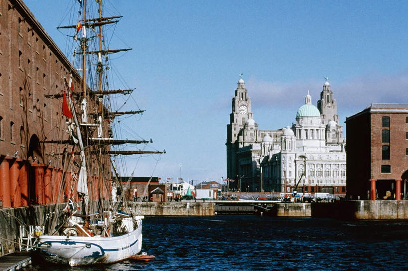 无人,家,码头,横图,室外,白天,仰视,旅游,度假,标志建筑,地标,港口,建筑,轮船,船,英国,欧洲,阴影,时间,光线,时钟,影子,柱子,房屋,屋子,云,云朵,公寓,计时,云彩,娱乐,建设,洋房,楼房,英格兰,住宅,蓝色,白云,蓝天,天空,阳光,钟表,交通工具,天,享受,休闲,表,旅游胜地,放松,晴朗,西欧,载具,缆绳,大不列颠,大不列颠及北爱尔兰联合王国,系船柱,缆绳桩,缆绳柱,系缆桩,首府,塔钟,大不列颠联合王国,日不落英帝国,英吉利,利物浦,利物浦市,墨西塞德郡,默西塞德,钟,晴空,彩图,低角度拍摄,房子,摆渡口,埠头,渡口,渡头,港湾,海港,货运码头,口岸,商港