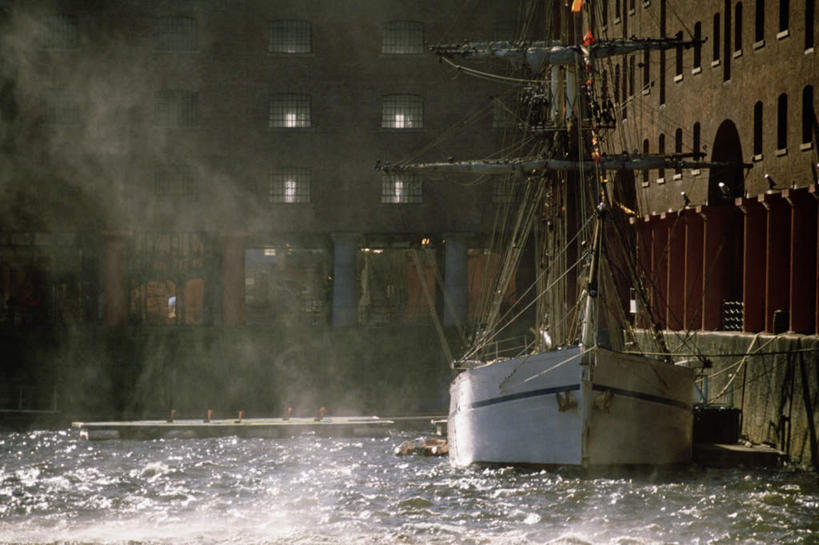 无人,家,横图,室外,白天,正面,旅游,度假,河流,水,雾,窗户,标志建筑,地标,建筑,轮船,船,英国,欧洲,一艘,阴影,波纹,朦胧,模糊,光线,影子,房屋,墙,屋子,河水,水流,公寓,涟漪,娱乐,建设,洋房,楼房,英格兰,玻璃窗,墙壁,墙面,住宅,倒影,水纹,阳光,交通工具,波浪,享受,休闲,旅游胜地,放松,迷雾,倒映,西欧,载具,大不列颠,大不列颠及北爱尔兰联合王国,首府,水晕,大不列颠联合王国,日不落英帝国,反照,英吉利,利物浦,利物浦市,墨西塞德郡,默西塞德,大雾,彩图,房子