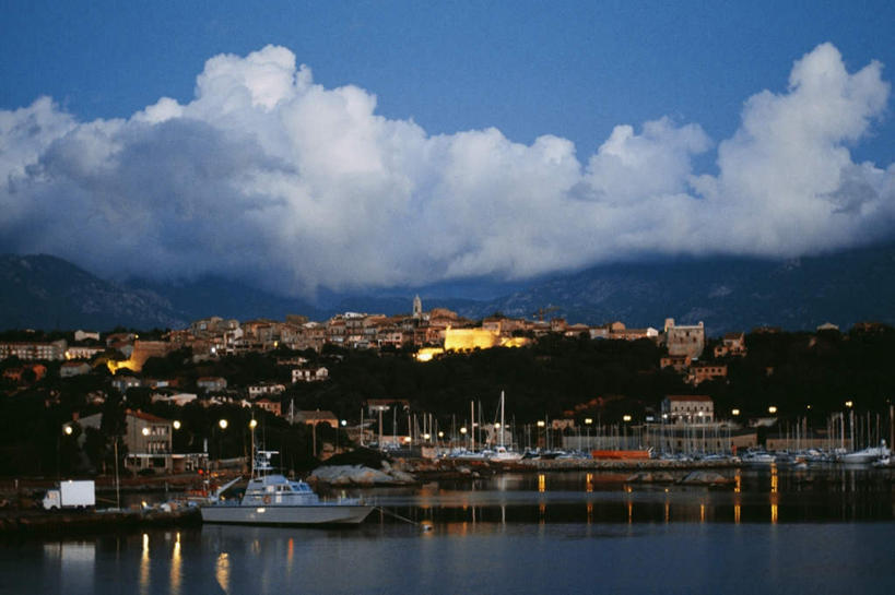 无人,家,横图,室外,白天,正面,旅游,度假,河流,水,植物,标志建筑,地标,建筑,路灯,船,照明,意大利,佛罗伦萨,欧洲,阴影,波纹,光线,影子,房屋,屋子,河水,水流,云,云朵,公寓,灯光,木船,涟漪,云彩,娱乐,建设,洋房,楼房,拱桥,住宅,灯,树,树木,蓝色,绿色,白云,倒影,蓝天,水纹,天空,自然,交通工具,波浪,天,享受,休闲,旅游胜地,放松,生长,晴朗,成长,照亮,倒映,舟,照明设备,托斯卡纳,南欧,载具,意大利共和国,首府,水晕,百花之城,翡冷翠,托斯卡纳大区,反照,旧桥,老桥,维琪奥桥,晴空,彩图,房子