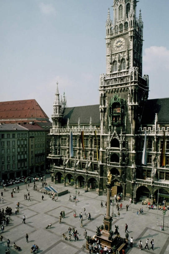 西方人,家,站,竖图,俯视,室外,白天,旅游,度假,标志建筑,地标,建筑,雕塑,德国,欧洲,欧洲人,行人,游客,游人,阴影,服装,艺术,装饰,光线,雕刻,雕像,影子,房屋,屋子,云,云朵,公寓,许多人,云彩,娱乐,建设,洋房,楼房,慕尼黑,路人,旅客,住宅,衣服,蓝色,白云,蓝天,天空,阳光,工艺品,天,站着,一群人,享受,休闲,旅游胜地,放松,服饰,晴朗,纪念,美术,衣着,西欧,穿着,主题,陈列,德意志联邦共和国,首府,功能,美学,巴伐利亚,巴伐利亚州,拜恩州,拜恩自由州,衣饰,过客,慕尼黑新市政厅,男人,男性,年轻男性,年轻女性,女人,女性,白种人,晴空,站立,彩图,高角度拍摄,全身,房子