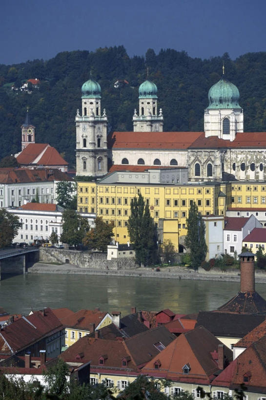 无人,家,教堂,竖图,俯视,室外,白天,旅游,度假,河流,水,植物,标志建筑,地标,建筑,德国,欧洲,阴影,波纹,节日,光线,瓦片,影子,房屋,屋顶,屋子,河水,水流,公寓,涟漪,顶棚,瓦,文化,娱乐,建设,洋房,楼房,住宅,树,树木,蓝色,绿色,倒影,蓝天,水纹,天空,阳光,自然,波浪,天,祈祷,享受,休闲,健康,旅游胜地,放松,许愿,宗教,建造,信仰,生长,晴朗,成长,纪念,祈求,倒映,基督教,西欧,天主教,信念,屋瓦,万里无云,德意志联邦共和国,水晕,巴伐利亚,巴伐利亚州,拜恩州,拜恩自由州,反照,帕绍,平安,晴空,晴空万里,彩图,高角度拍摄,房子,大教堂,礼拜堂