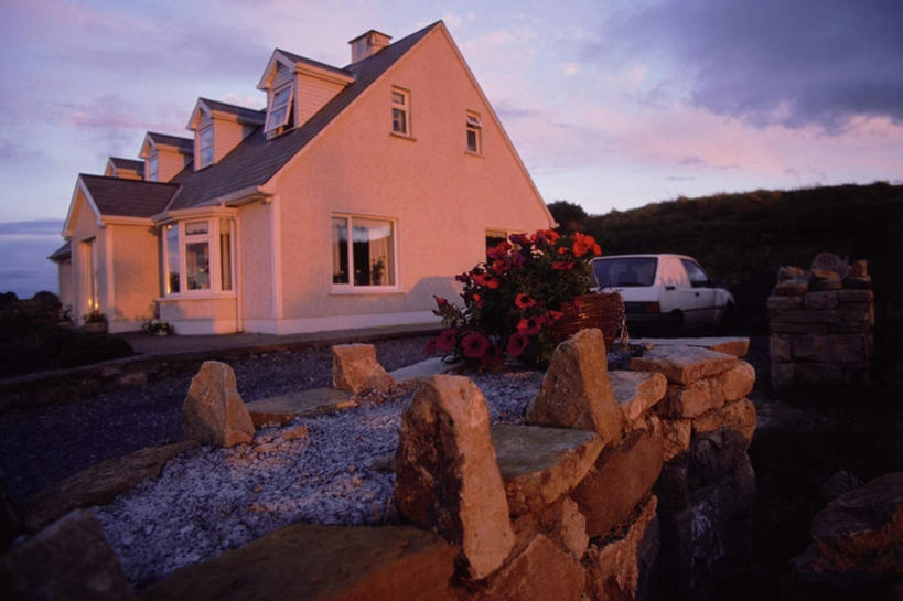 无人,家,横图,室外,白天,正面,旅游,度假,石头,美景,日落,爱尔兰,欧洲,盛开,石子,房屋,墙,屋子,景观,晚霞,霞光,落日,公寓,花蕾,娱乐,洋房,楼房,墙壁,墙面,住宅,花,花瓣,花朵,鲜花,自然,黄昏,花苞,花蕊,享受,休闲,景色,彩霞,放松,西欧,自然风光,爱尔兰共和国,斯莱戈,斯莱戈郡,夕照,石块,岩石,夕阳,彩图,房子,斜阳