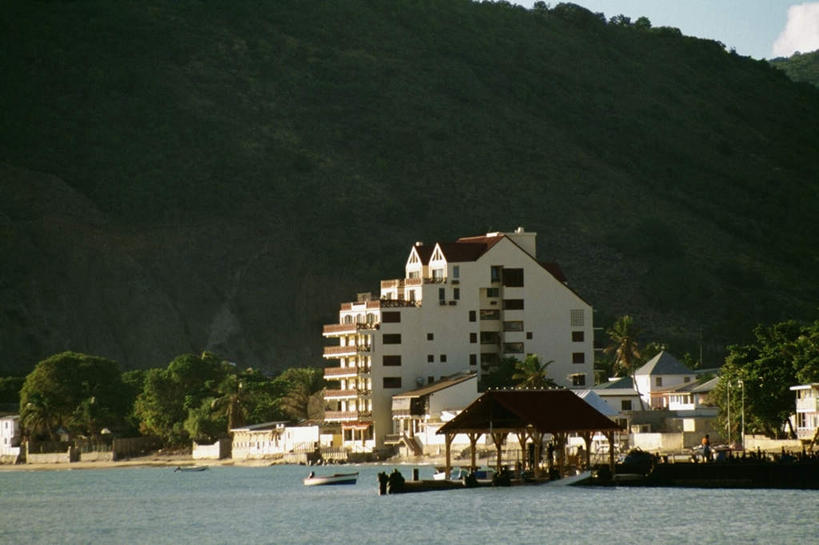 无人,家,横图,室外,白天,正面,旅游,度假,海浪,海洋,美景,森林,沙滩,山,山脉,树林,植物,酒店,欧洲,荷兰,阴影,光线,沙子,影子,房屋,屋子,海岸,景观,浪花,山峰,云,云朵,公寓,沙地,山峦,云彩,娱乐,洋房,楼房,住宅,树,树木,蓝色,绿色,白云,蓝天,天空,阳光,自然,海水,群山,天,享受,休闲,景色,放松,生长,晴朗,成长,西欧,自然风光,海景,圣马丁岛,荷兰王国,尼德兰王国,荷属圣马丁,大海,风浪,海,海水的波动,海滩,近岸浪,涌浪,晴空,彩图,房子,旅店