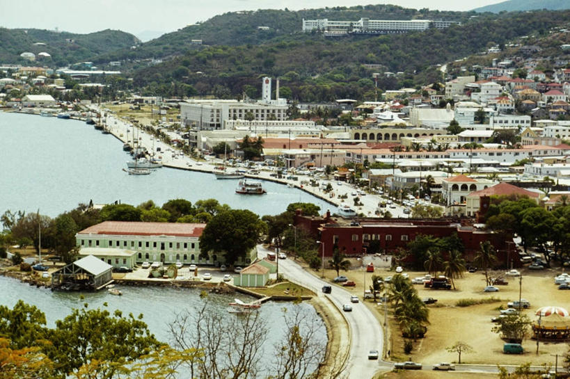 无人,家,码头,横图,俯视,室外,白天,旅游,度假,草地,草坪,海浪,海洋,美景,山,山脉,植物,城市风光,城市,港口,建筑,加勒比海,阴影,光线,影子,房屋,屋子,景观,浪花,山峰,公寓,建筑群,山峦,娱乐,建设,洋房,楼房,住宅,草,树,树木,蓝色,绿色,蓝天,天空,阳光,自然,海水,群山,天,享受,休闲,景色,南美,放松,生长,晴朗,成长,南美洲,拉丁美洲,美洲,海景,万里无云,首府,维京群岛,亚美利加洲,南亚美利加洲,处女群岛,美属处女群岛,美属维尔京群岛,维尔京群岛,夏洛特.阿马里,夏洛特阿玛利亚,夏洛特阿马利亚,美属维京群岛,大海,风浪,海,海水的波动,近岸浪,涌浪,晴空,晴空万里,彩图,高角度拍摄,房子,摆渡口,埠头,渡口,渡头,港湾,海港,货运码头,口岸,商港