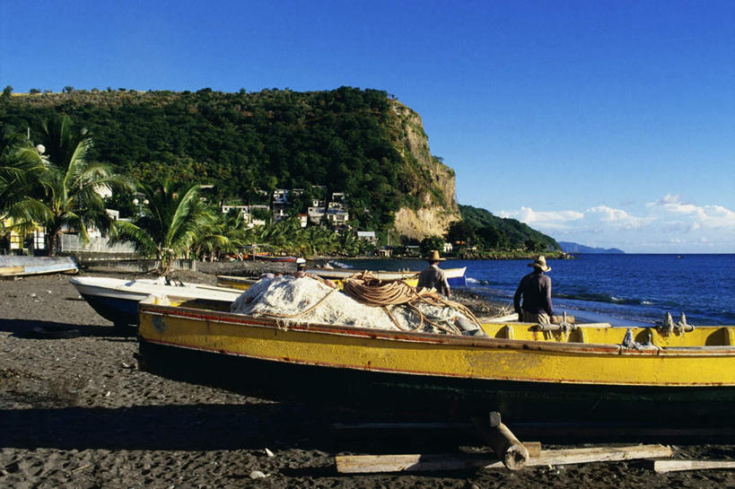 无人,横图,室外,白天,正面,旅游,度假,海浪,海洋,美景,沙滩,山,山脉,船,法国,欧洲,阴影,光线,沙子,影子,海岸,景观,浪花,山峰,水平线,云,云朵,辽阔,木船,海平线,沙地,山峦,两艘,云彩,娱乐,蓝色,白云,蓝天,天空,阳光,自然,海水,交通工具,群山,天,享受,休闲,广阔,景色,放松,晴朗,一望无际,舟,自然风光,载具,海景,法兰西共和国,法兰西第五共和国,无边无际,一马平川,马提尼克,马提尼克岛,大海,风浪,海,海水的波动,海滩,近岸浪,涌浪,晴空,彩图,水天相接,水天一线