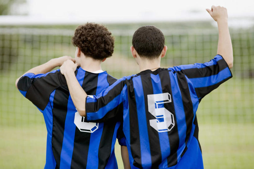 西方人,两个人,伙伴,朋友,运动员,足球场,站,举,抱,横图,室外,白天,运动服,友谊,合作,团队,草地,草坪,植物,欧洲,欧洲人,握,服装,朦胧,模糊,标志,球门,数字,文字,字符,足球运动员,鼓励,标识,草,背面,衣服,绿色,加油,手势,托,握拳,站着,战略,打气,握着,阿拉伯数字,服饰,抱着,搂着,衣着,穿着,鼓舞,绿茵场,联合,合谋,衣饰,配合,协作,男人,男性,年轻男性,白种人,体育运动员,运动选手,举起,举手,举着,搂,搂抱,向上举,向上伸,向上托,站立,半身,彩图,足球比赛场地,运动装