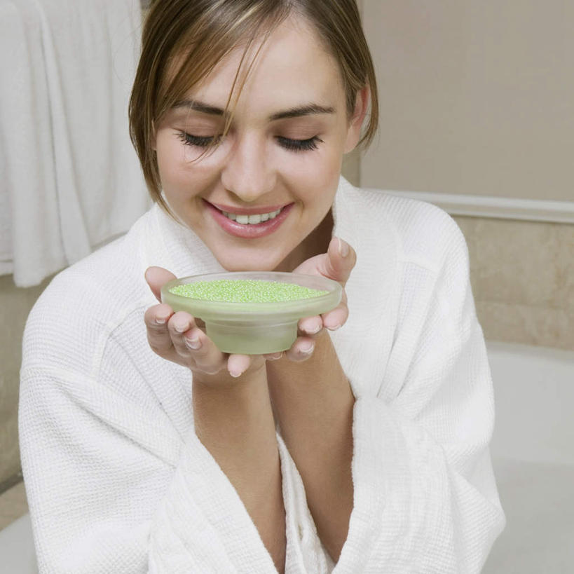 西方人,脸,头,脸颊,手,一个人,坐,闭眼,捧,笑,微笑,露齿笑,方图,室内,特写,白天,正面,浴袍,窗帘,卫生间,浴室,玻璃,欧洲,欧洲人,双手,仅一个年轻女性,仅一个女性,仅一个人,装饰,墙,肩膀,墙壁,墙面,玻璃制品,绿色,帘子,精油,容器,香薰,碗,手部,遮阳,放松,芳香疗法,储藏,华丽,修饰,点缀,储存,舒心,舒缓,香薰精油,养颜,衬托,美观,雅致,雅观,减压,香薰疗法,植物精油,年轻女性,女人,女性,白种人,头部,脸部,脸蛋,面部,淋浴房,闭眼睛,闭着眼,闭着眼睛,端,端着,捧着,手捧,坐着,半身,彩图,汤帷子,浴衣,冲凉房,沐浴间,沐浴室,贮存