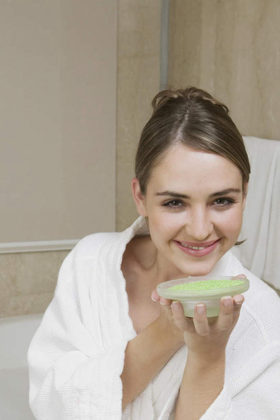 西方人,一个人,坐,捧,笑,微笑,露齿笑,竖图,室内,白天,正面,浴袍,卫生间,浴室,玻璃,欧洲,欧洲人,仅一个年轻女性,仅一个女性,仅一个人,墙,注视,墙壁,墙面,玻璃制品,绿色,精油,容器,香薰,碗,观察,看,放松,芳香疗法,观看,储藏,察看,储存,关注,舒心,舒缓,香薰精油,养颜,减压,香薰疗法,植物精油,年轻女性,女人,女性,白种人,淋浴房,端,端着,捧着,手捧,坐着,半身,彩图,汤帷子,浴衣,冲凉房,沐浴间,沐浴室,贮存