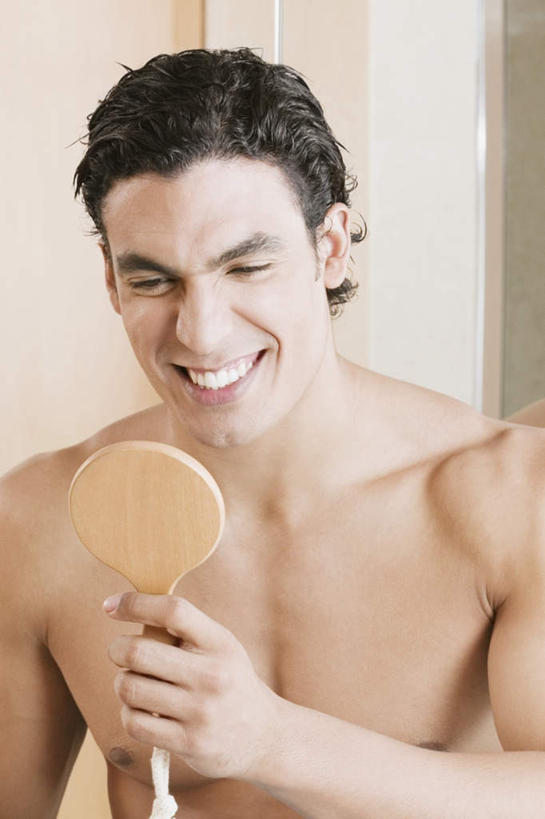 西方人,肌肉,健壮,一个人,站,笑,微笑,露齿笑,竖图,室内,白天,正面,化妆,美容,镜子,卫生间,浴室,欧洲,欧洲人,仅一个男性,仅一个人,握,反射,墙,拿,拿着,注视,裸露,墙壁,墙面,仅一个年轻男性,观察,看,站着,健康,活力,力量,握着,观看,青春,镜像,察看,强壮,镜面,关注,裸,光学,手镜,男人,男性,年轻男性,白种人,淋浴房,站立,半身,彩图,冲凉房,沐浴间,沐浴室