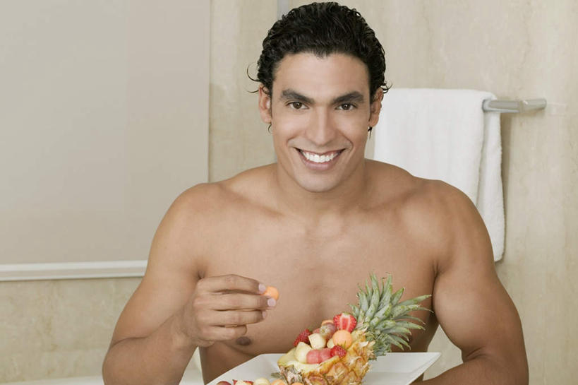 西方人,肌肉,健壮,一个人,站,笑,微笑,露齿笑,横图,室内,白天,正面,窗帘,卫生间,浴室,菠萝,草莓,浆果,餐具,水果,欧洲,欧洲人,仅一个男性,仅一个人,握,新鲜,装饰,碟子,纺织物,盘,墙,生食,食品,果实,拿,拿着,注视,裸露,墙壁,墙面,食物,仅一个年轻男性,白色,帘子,盘子,碟,毛巾,观察,看,清洁,站着,健康,遮阳,活力,力量,握着,有机食品,绿色食品,观看,青春,保暖,华丽,修饰,点缀,察看,强壮,关注,裸,透气,防水,衬托,美观,雅致,雅观,储水,耐磨,吸水,男人,男性,年轻男性,白种人,淋浴房,洋莓,水果皇后,红莓,凤梨,地莓,站立,半身,彩图,冲凉房,沐浴间,沐浴室