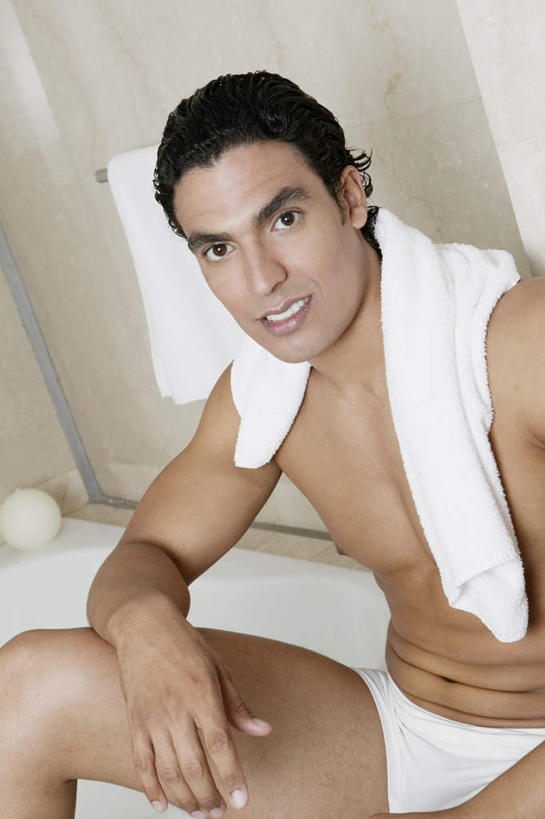 西方人,肌肉,健壮,一个人,坐,笑,微笑,露齿笑,竖图,室内,白天,正面,卫生间,浴室,欧洲,欧洲人,仅一个男性,仅一个人,握,内裤,纺织物,墙,注视,裸露,架子,墙壁,墙面,仅一个年轻男性,白色,毛巾,浴缸,观察,看,清洁,健康,活力,力量,握着,观看,青春,保暖,察看,强壮,关注,裸,卫浴设备,透气,防水,储水,耐磨,吸水,水管装置,男人,男性,年轻男性,白种人,淋浴房,坐着,半身,彩图,冲凉房,沐浴间,沐浴室