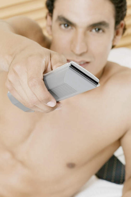 西方人,一个人,躺,举,笑,微笑,露齿笑,竖图,俯视,室内,白天,床,卧室,欧洲,欧洲人,仅一个男性,仅一个人,握,床单,拿,拿着,注视,被子,裸露,仅一个年轻男性,遥控器,观察,看,托,握着,单人床,观看,察看,被单,关注,裸,卧着,按键,男人,男性,年轻男性,白种人,举起,举手,举着,躺着,卧,向上举,向上伸,向上托,半身,彩图,高角度拍摄,睡房,卧房