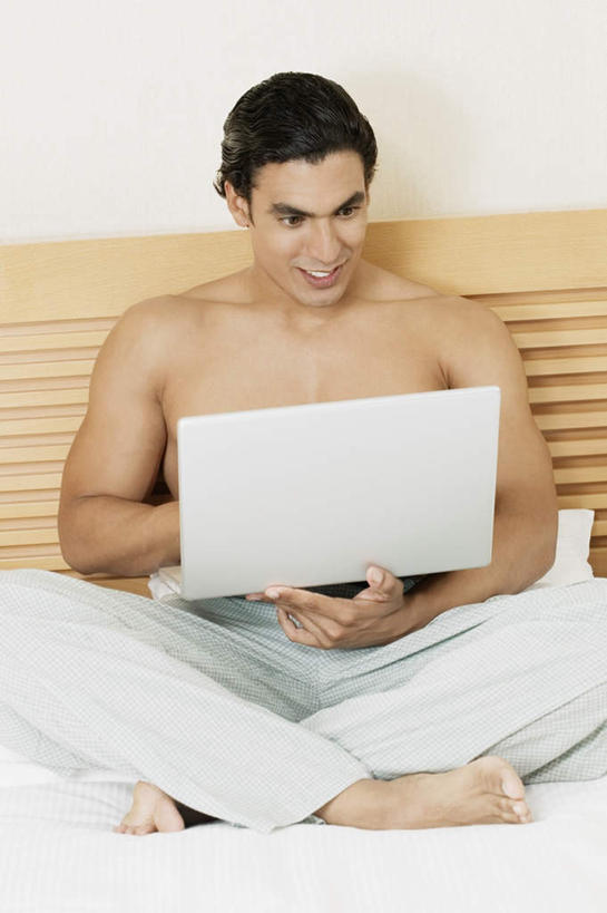 西方人,肌肉,健壮,一个人,坐,笑,盘腿,微笑,露齿笑,竖图,室内,白天,正面,电脑,笔记本电脑,床,卧室,欧洲,欧洲人,仅一个男性,仅一个人,敲打,睡裤,网络,双人床,床单,注视,光脚,输入,通讯设备,被子,裸露,仅一个年轻男性,打字,低头,观察,看,健康,赤脚,活力,力量,观看,青春,点击,一台,敲击,察看,无线,被单,强壮,关注,裸,通信设备,无线网络,无线上网,便携式电脑,按键,手提电脑,男人,男性,年轻男性,白种人,盘腿而坐,盘膝,盘着腿的,盘着腿坐,双腿交叉,坐着,半身,彩图,睡房,卧房