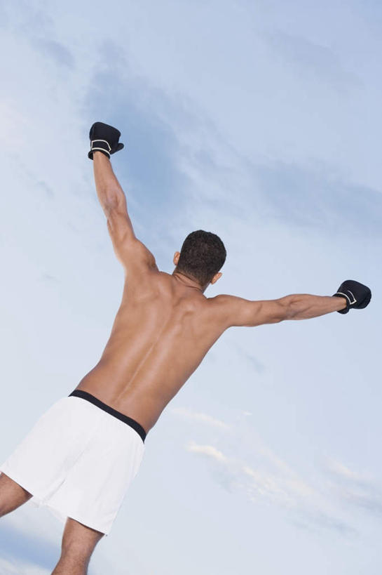 西方人,一个人,拳击手,站,举,伸展双臂,竖图,室外,白天,仰视,锻炼,旅游,度假,安全,比赛,运动,拳击,欧洲,欧洲人,仅一个男性,仅一个人,阴影,裤子,朦胧,模糊,光线,影子,云,云朵,防护,拳击手套,云彩,娱乐,运动器械,仅一个年轻男性,蓝色,白色,黑色,白云,蓝天,天空,阳光,手套,天,托,站着,享受,休闲,健身器械,放松,晴朗,保护,室外运动,保险,健身器材,户外运动,保全,周全,安稳,安定,防护手套,平安,体育,男人,男性,年轻男性,白种人,拳击家,拳击运动员,晴空,敞开双臂,举起,举手,举着,伸开双臂,向上举,向上伸,向上托,展开双肩,站立,张开手臂,张开双臂,半身,彩图,低角度拍摄,健身,运动器材